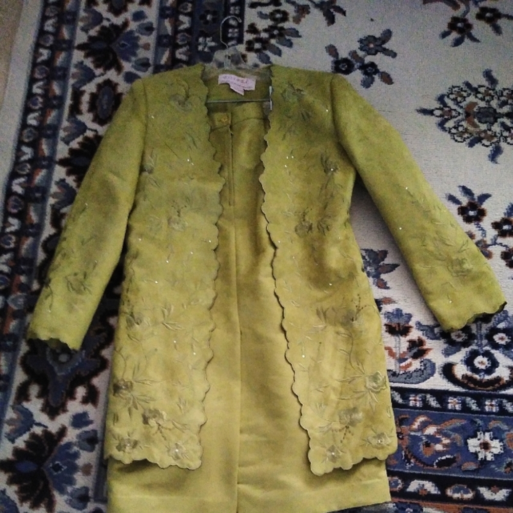 Woman's 2 PC suit lime green size 10 like new